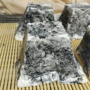 La Pyramide cendrée de chèvre des Ti' fromages est un fromage artisanal au lait cru de chèvre, affiné sous une fine couche de cendre. Sa texture crémeuse et son goût délicatement cendré en font un incontournable pour les amateurs de fromages raffinés.